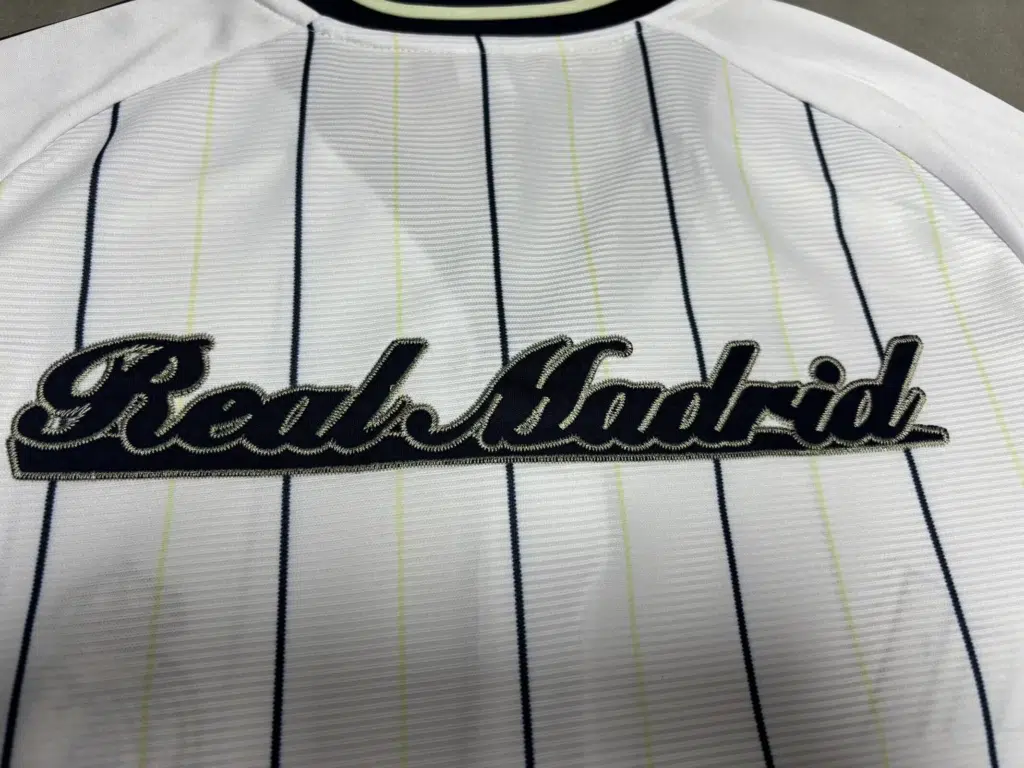 Camiseta blanca retro Real Madrid US pack 2025 edición limitada - Imagen 3