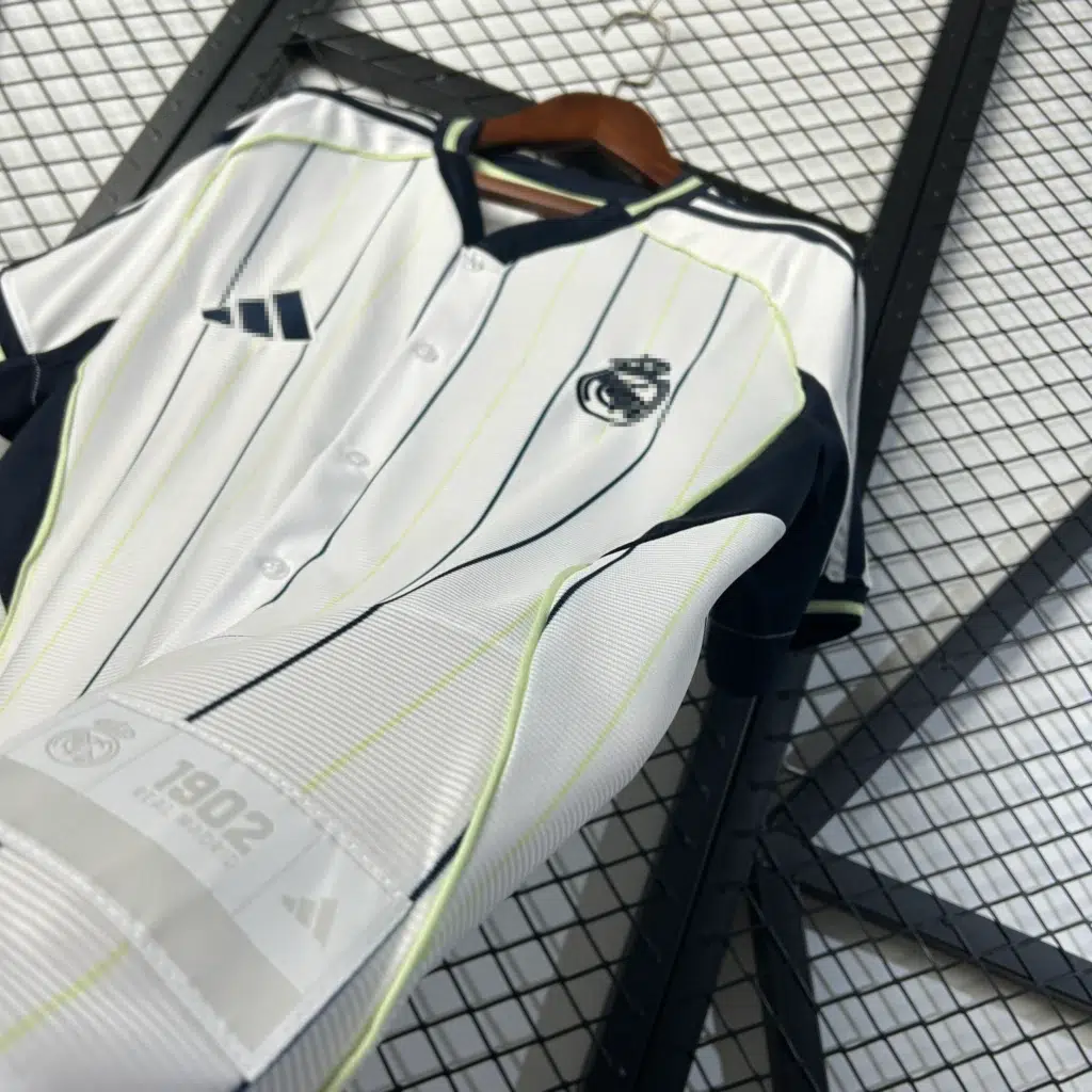 Camiseta blanca retro Real Madrid US pack 2025 edición limitada - Imagen 5