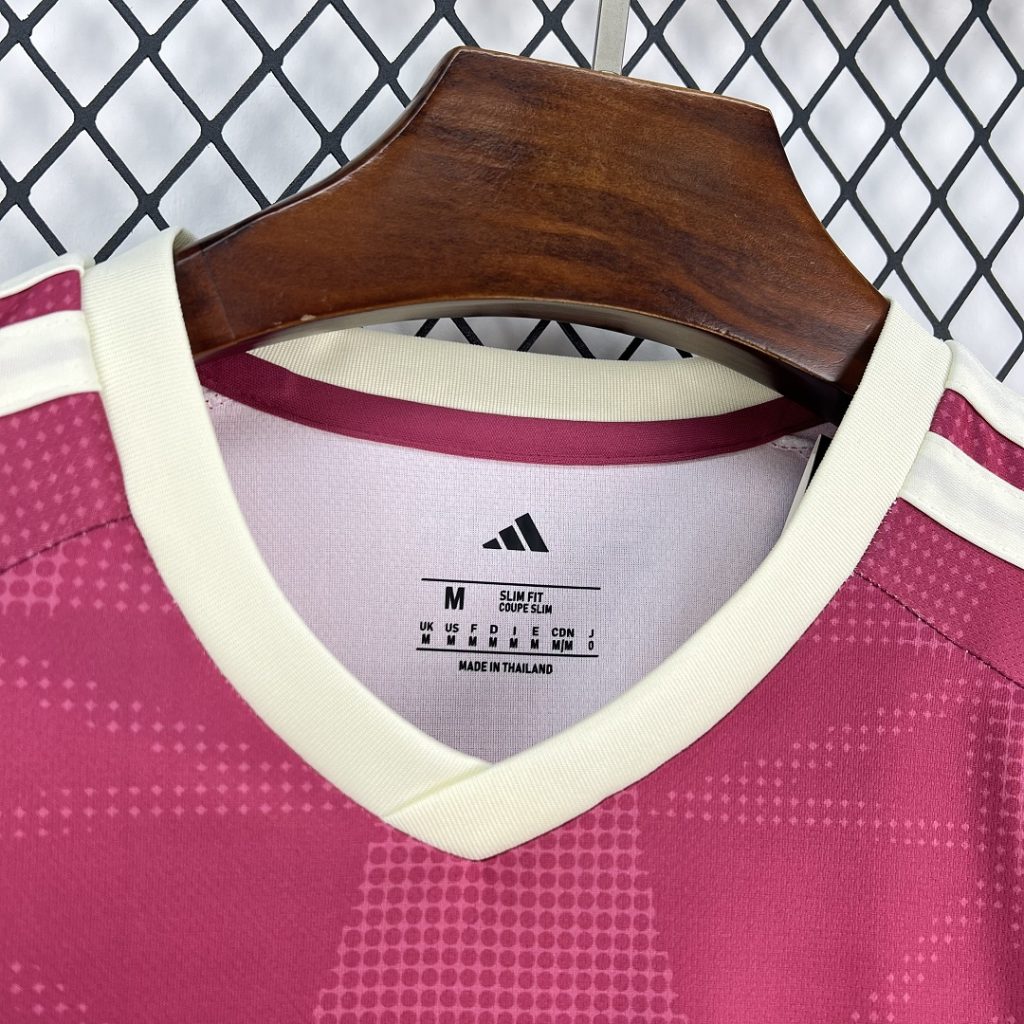 Camiseta rosa Real Madrid 2026-2027 tercera equipación versión fan - Imagen 3