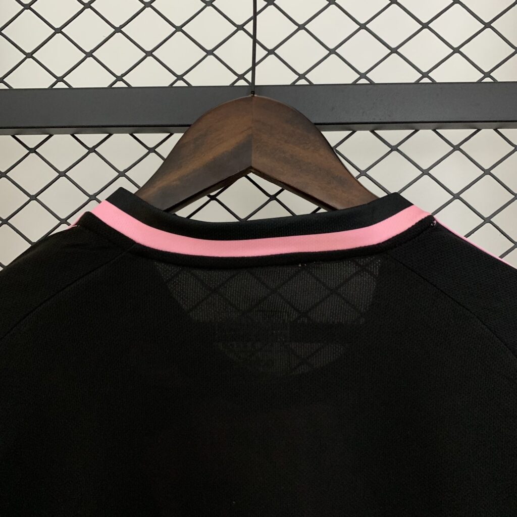 Camiseta serpiente rosa Real Madrid 2025-2026 edición especial versión fan - Imagen 4