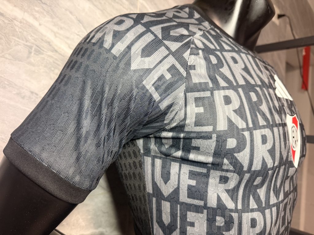 Camiseta River Plate 2026-2027 negra edición especial versión jugador - Imagen 4