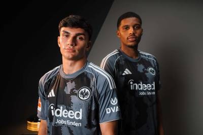 Tercera camiseta de Eintracht Frankfurt 2025-26