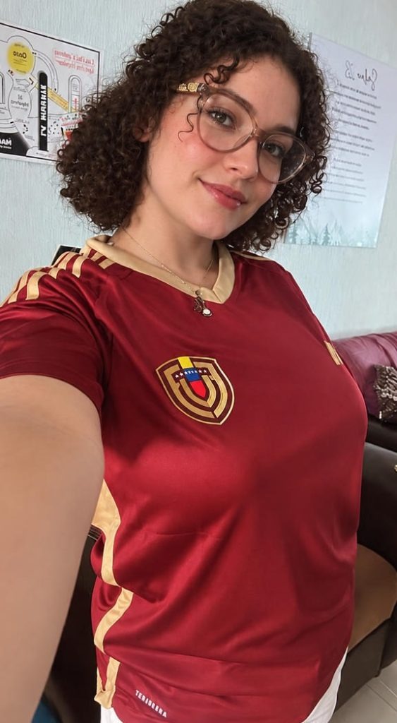 Foto de Vinotinto con su camiseta