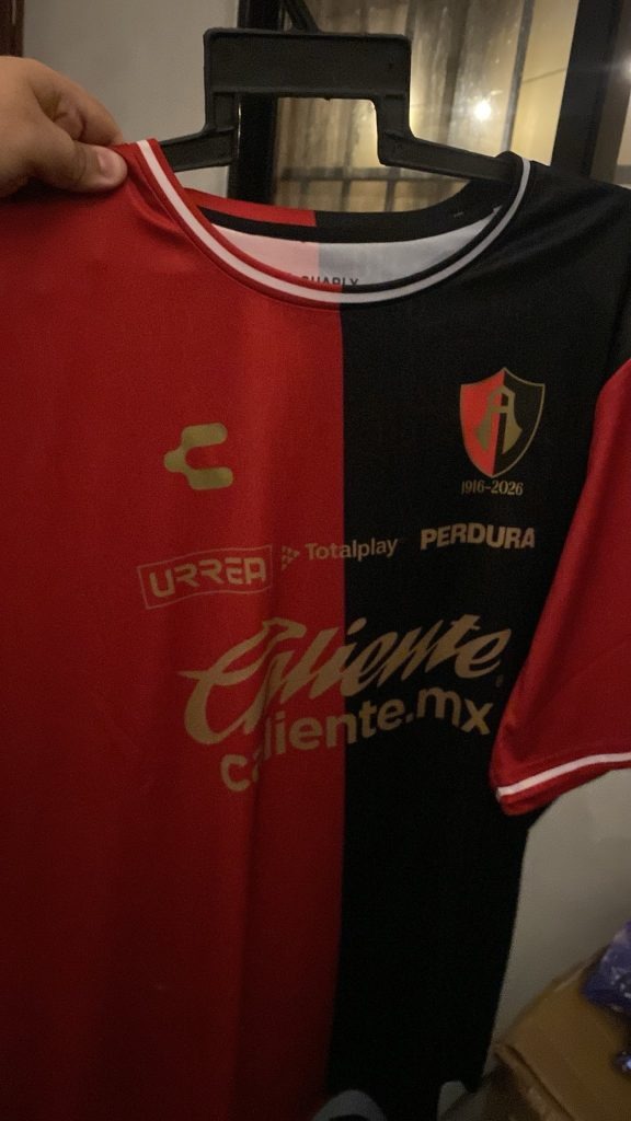 Foto de Daniel Ramos con su camiseta
