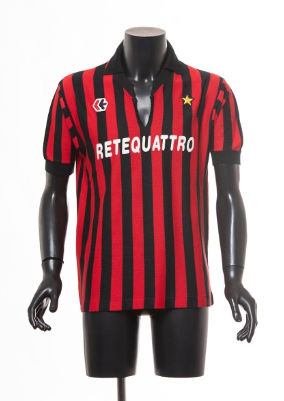 Primera equipación de AC Milan 84-85