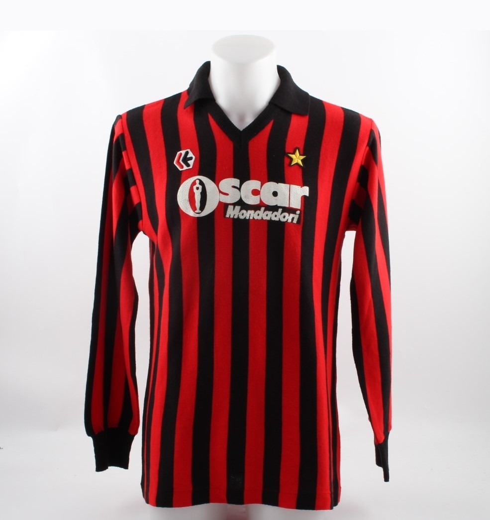Primera equipación de AC Milan 84-85
