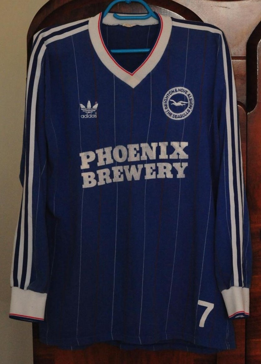 Primera equipación de Brighton & Hove Albion 84-85 (Carry-over)