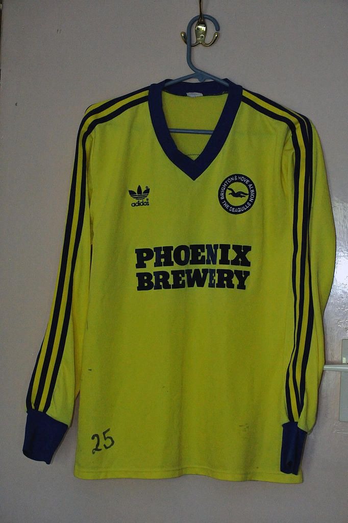 Tercera equipación de Brighton & Hove Albion 84-85