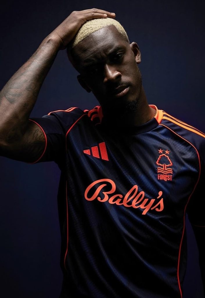 Imagen de Nottingham Forest y adidas completan las equipaciones 2025/26 con una tercera camiseta atrevida