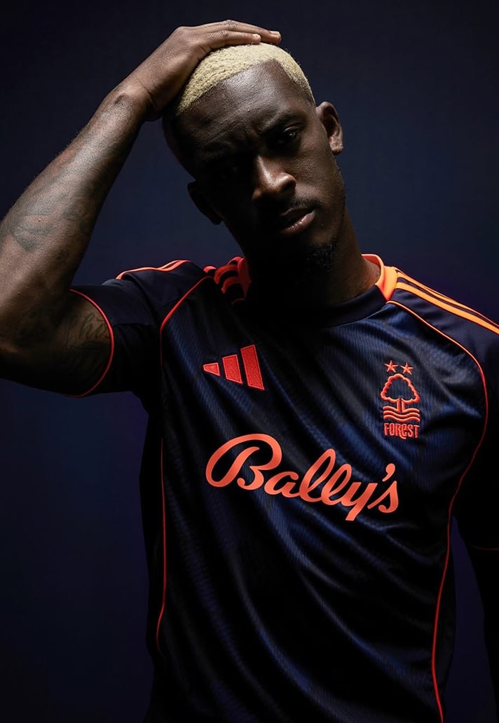 Imagen de Nottingham Forest y adidas completan las equipaciones 2025/26 con una tercera camiseta atrevida