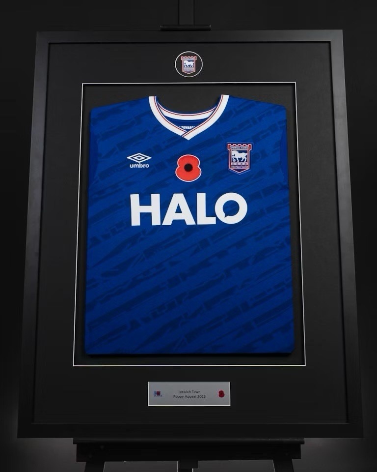 Primera equipación de Ipswich Town 25-26