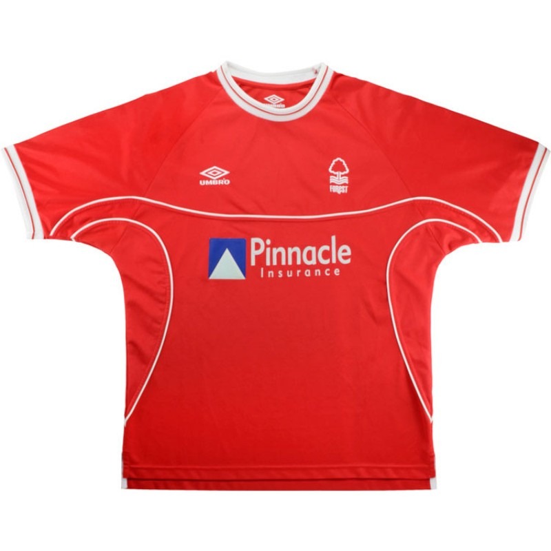 Primera equipación de Nottingham Forest 01-02