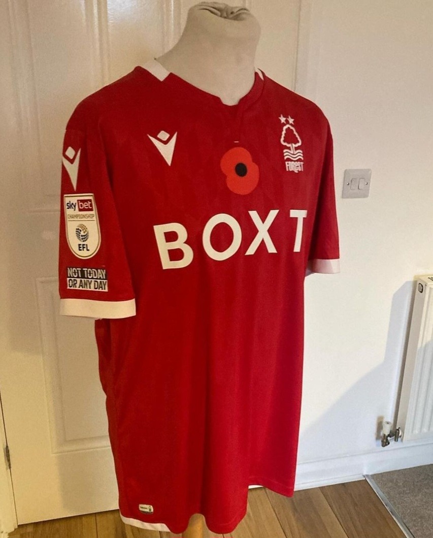 Primera equipación de Nottingham Forest 21-22