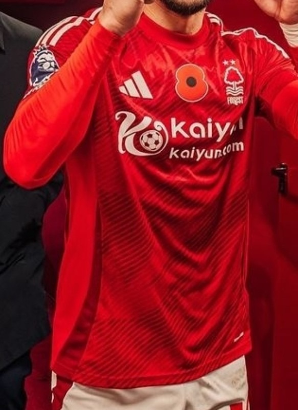 Primera equipación de Nottingham Forest 24-25
