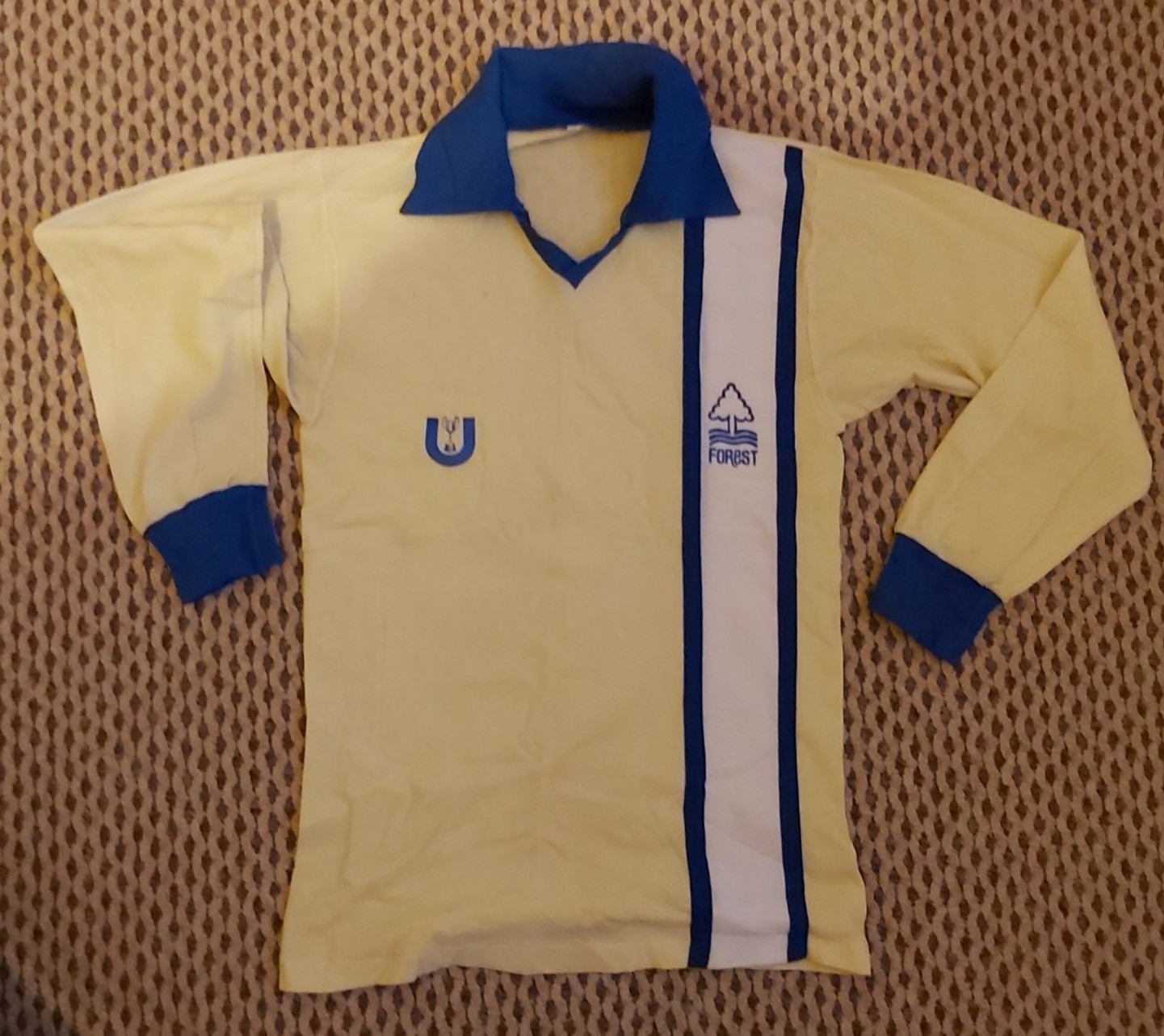 Segunda equipación de Nottingham Forest 76-77