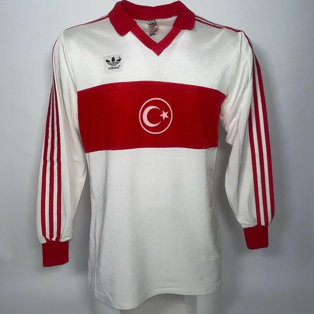Primera equipación de Türkiye 1983