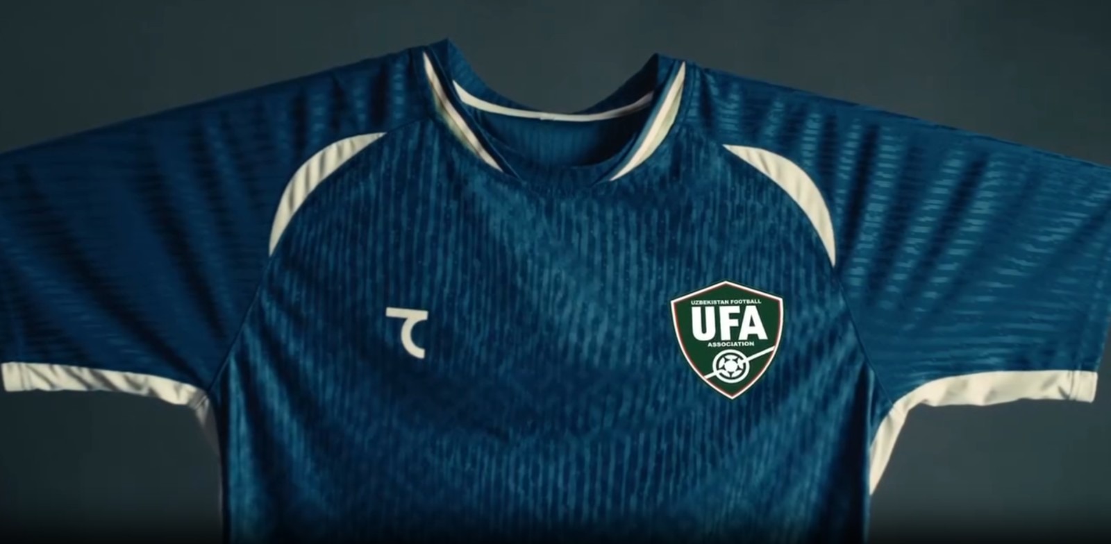 Primera equipación de Uzbekistán 25-26