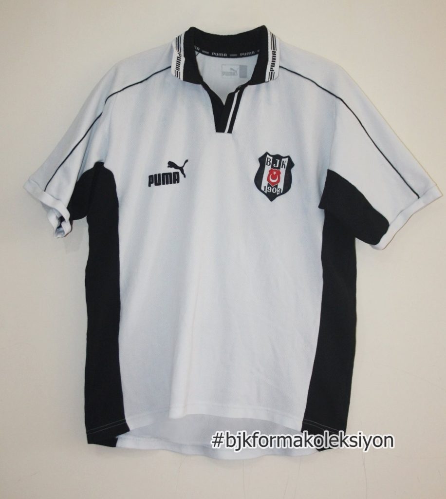 Primera equipación de Besiktas 01-02