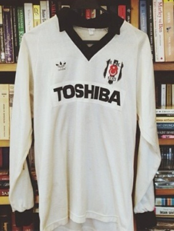 Primera equipación de Besiktas 87-88