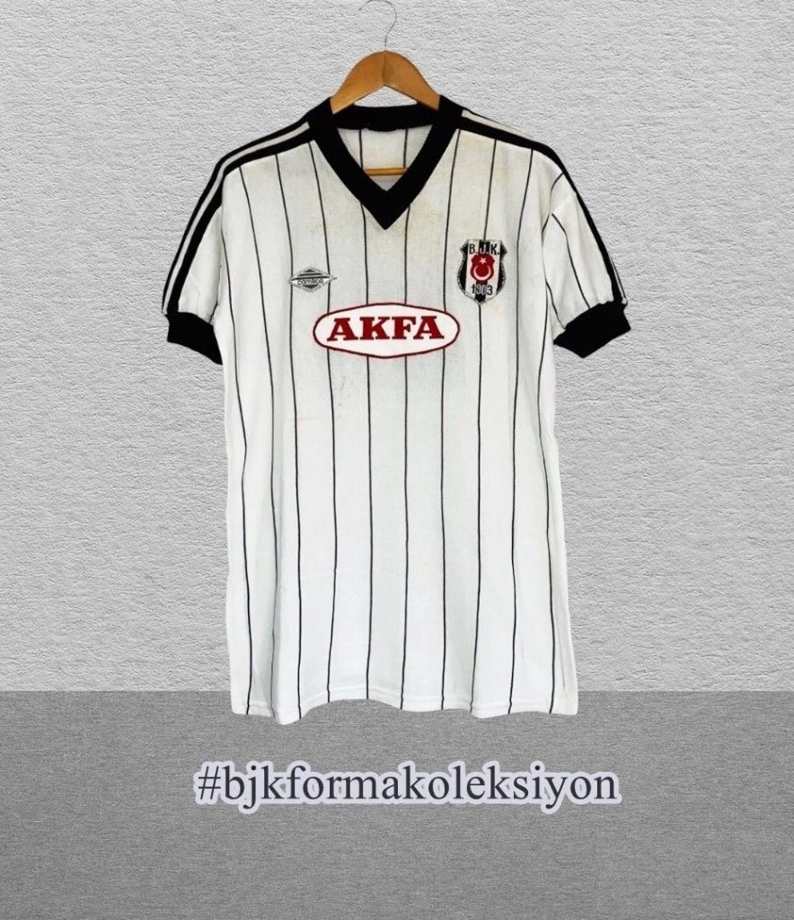 Primera equipación de Besiktas 85-86