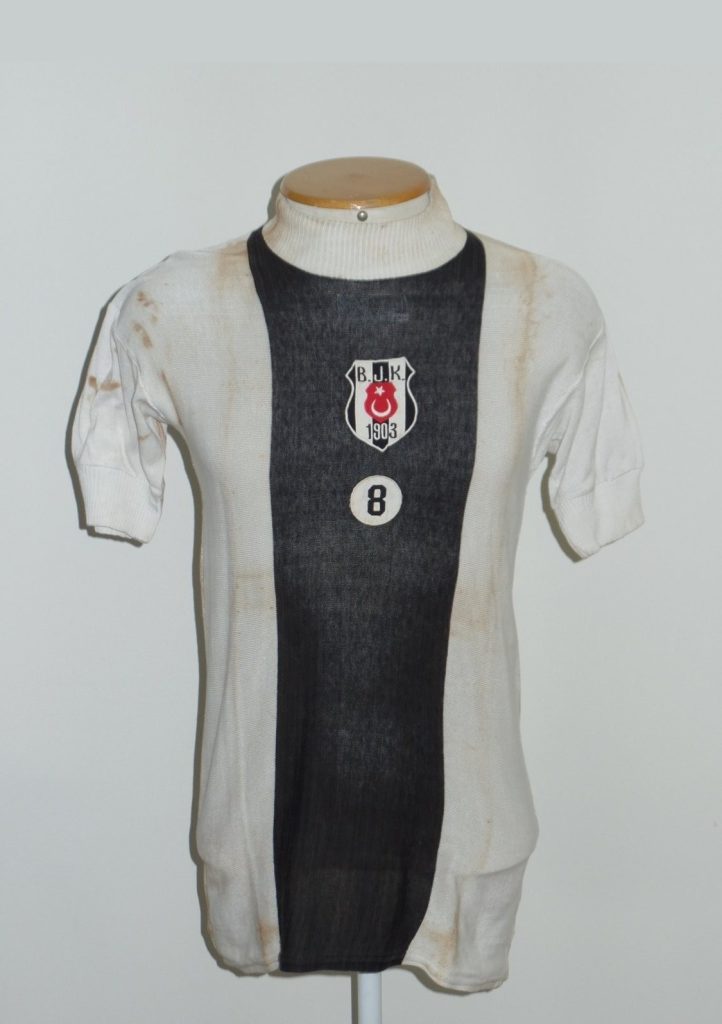 Primera equipación de Besiktas 71-72