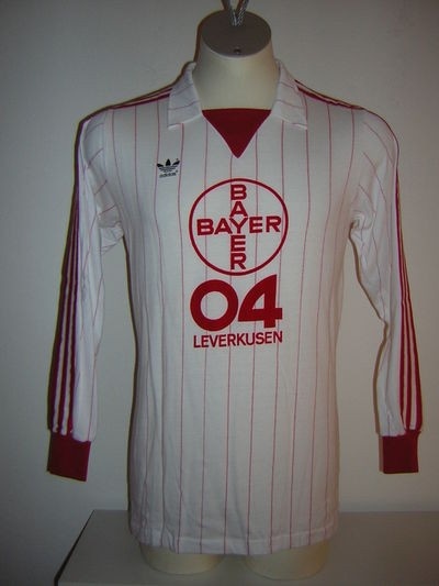 Segunda equipación de Bayer Leverkusen 83-84