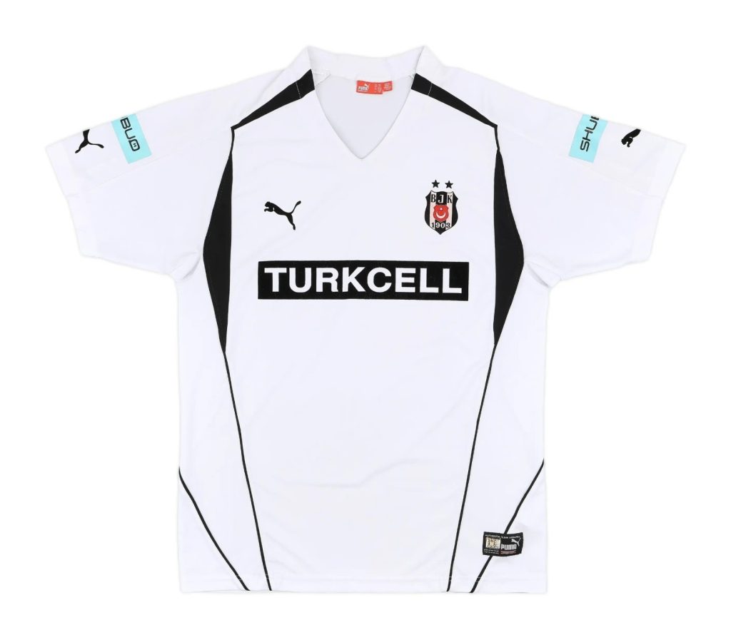 Primera equipación de Besiktas 04-05