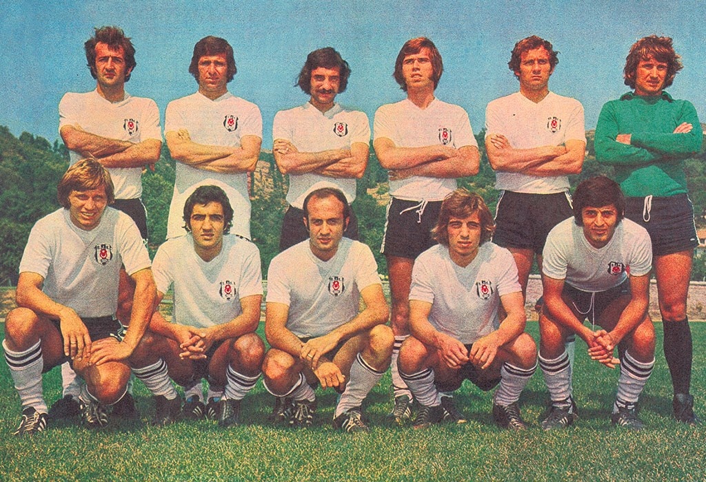 Primera equipación de Besiktas 73-74