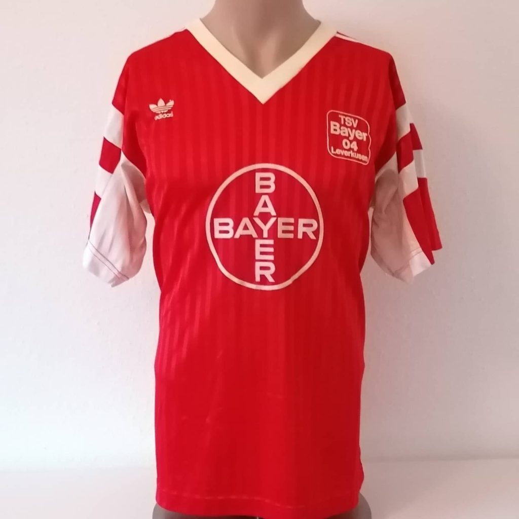 Segunda equipación de Bayer Leverkusen 90-91