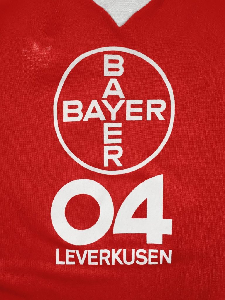 Bayer 04 Leverkusen 82-83 Local 3