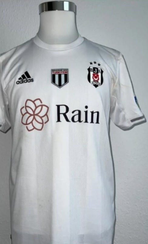 Primera equipación de Besiktas 22-23
