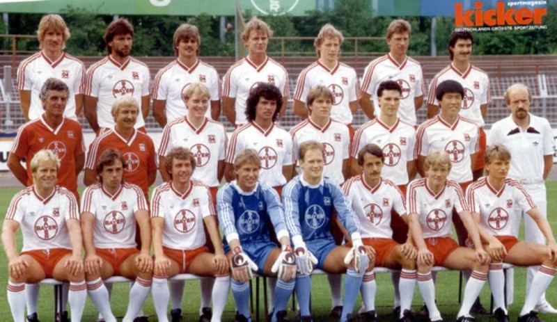 Bayer 04 Leverkusen 88-89 Local 4