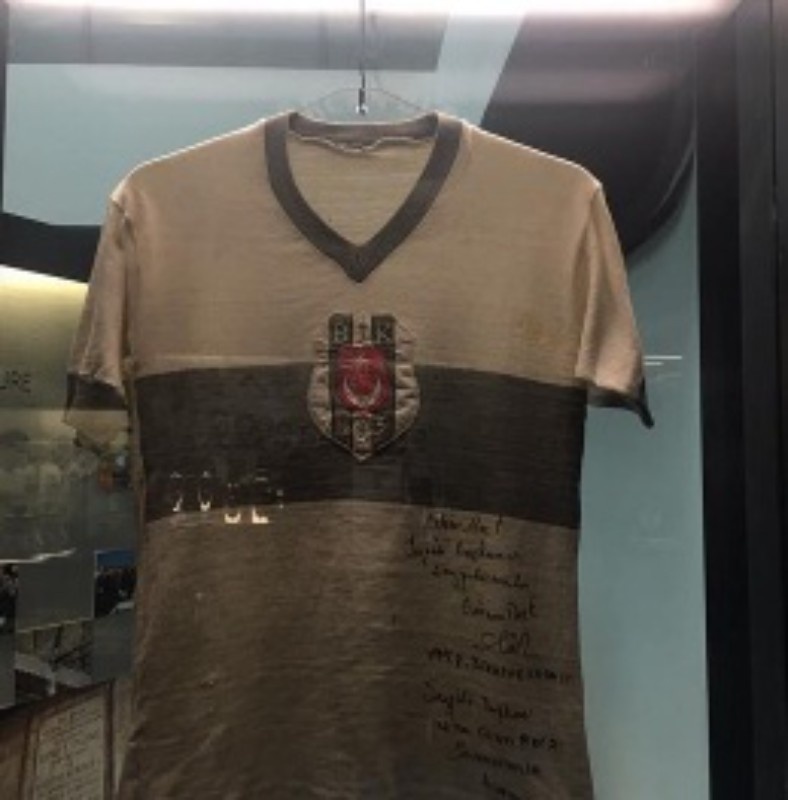 Primera equipación de Besiktas 57-58