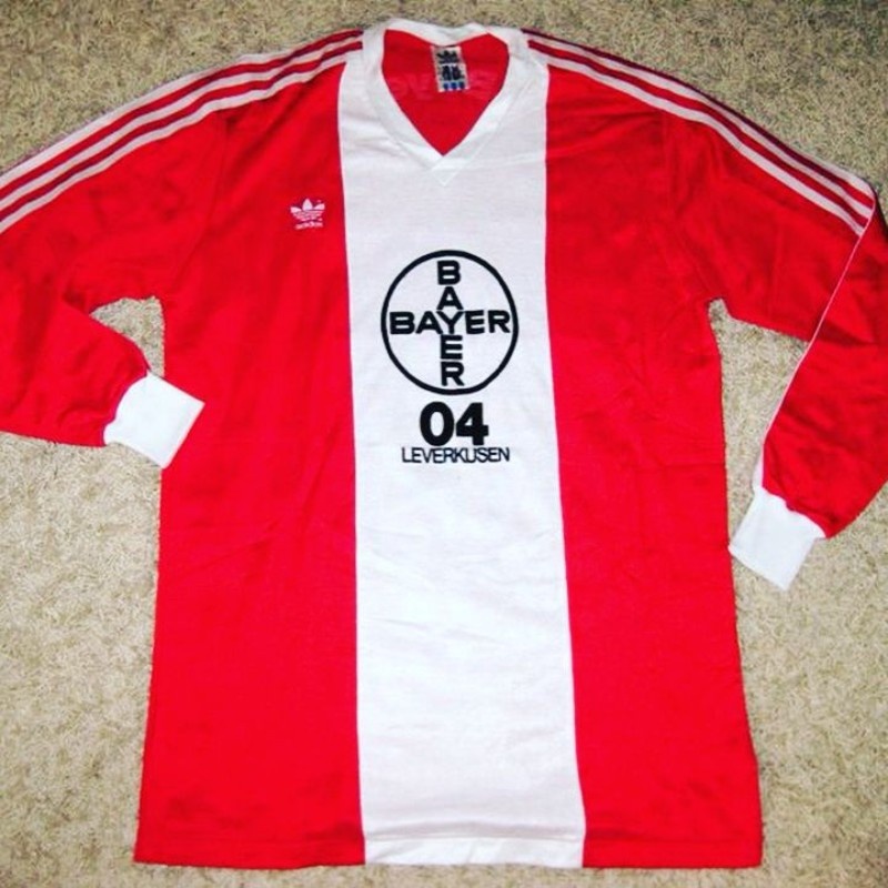 Segunda equipación de Bayer Leverkusen 84-85