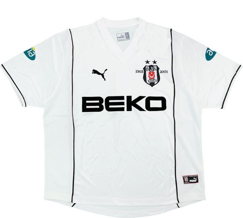 Primera equipación de Besiktas 02-03