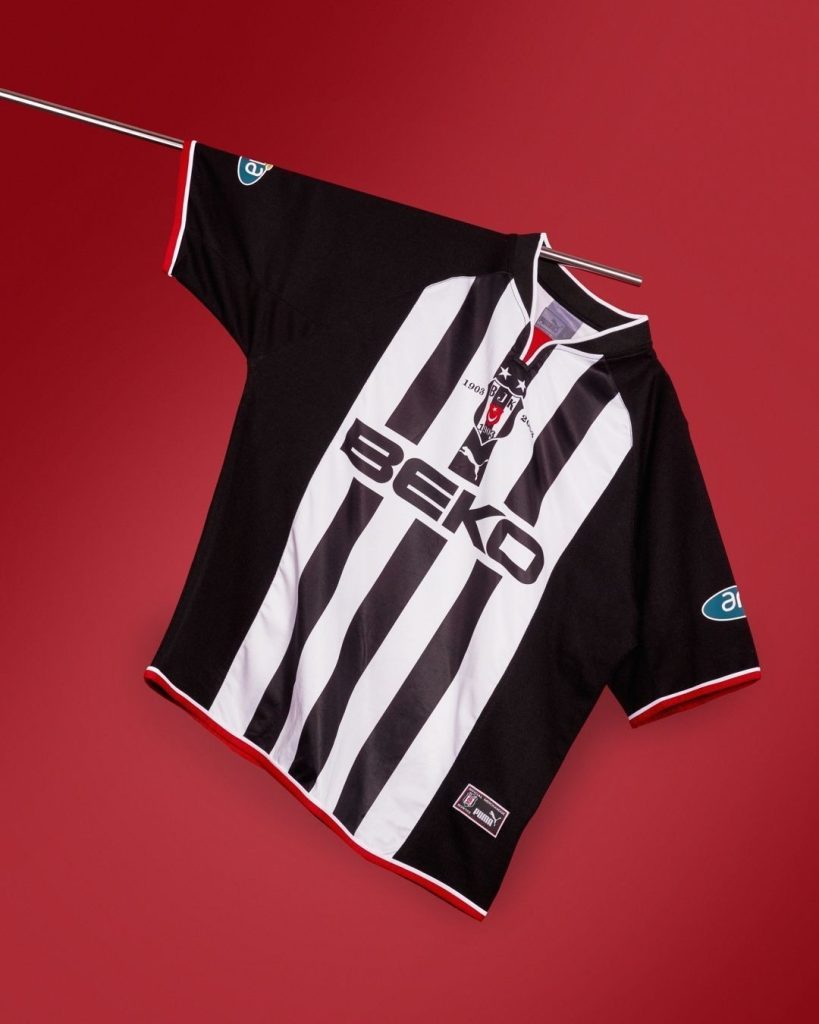 Segunda equipación de Besiktas 02-03