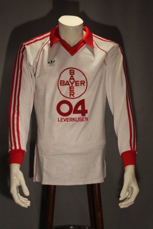 Segunda equipación de Bayer Leverkusen 82-83