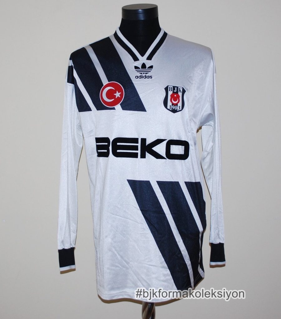 Primera equipación de Besiktas 93-94