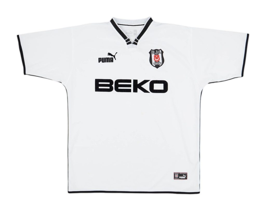 Primera equipación de Besiktas 01-02