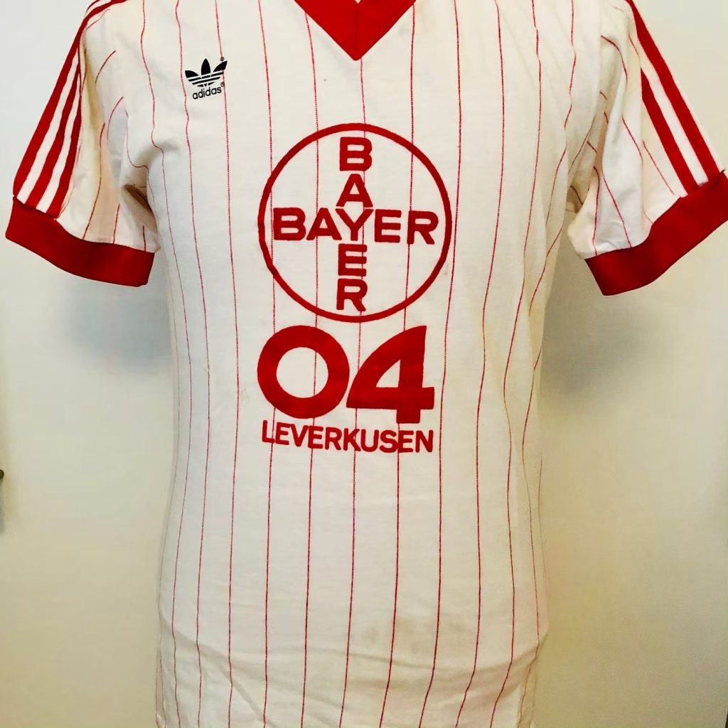 Primera equipación de Bayer Leverkusen 84-85