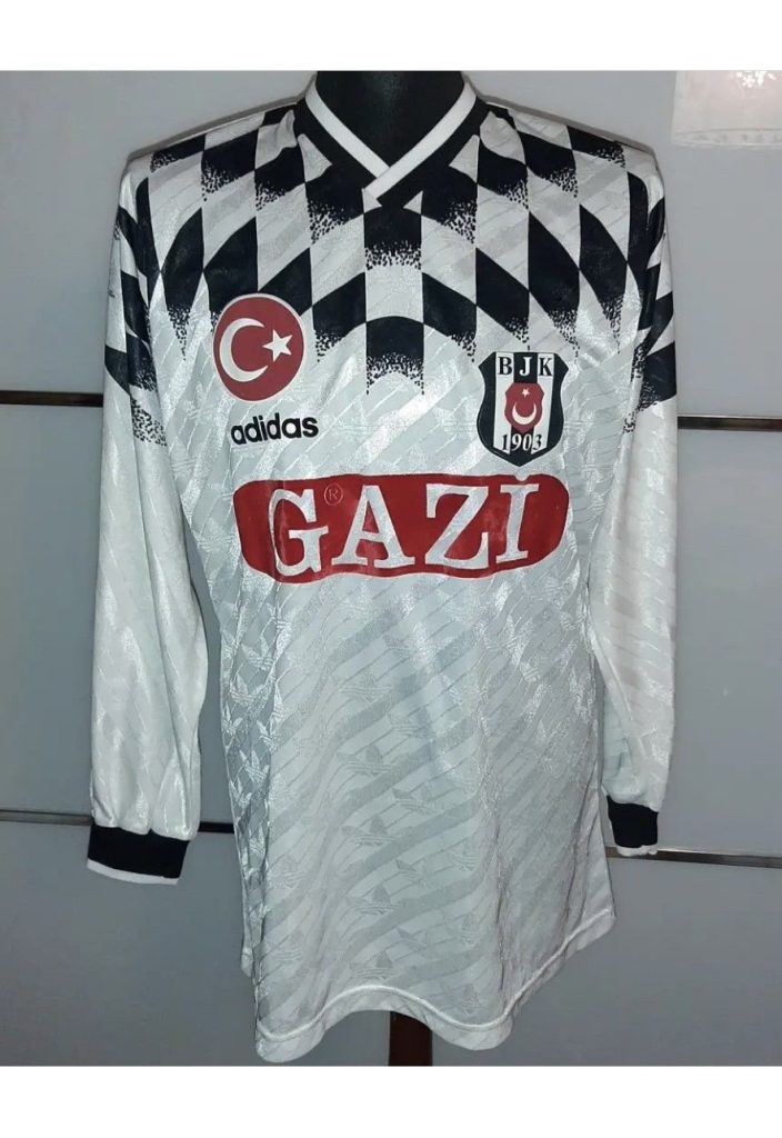 Primera equipación de Besiktas 94-95