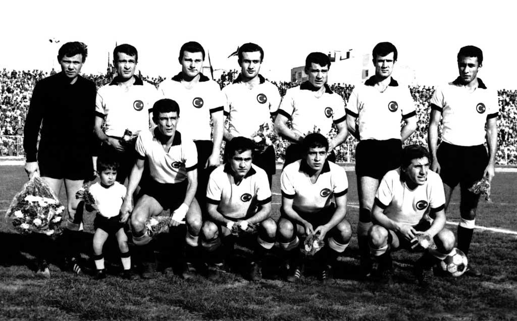 Primera equipación de Besiktas 66-67