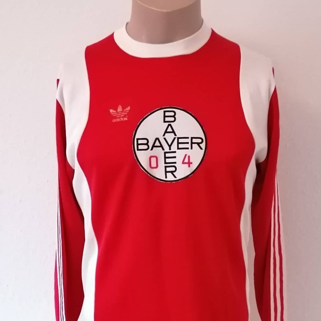 Primera equipación de Bayer Leverkusen 77-78