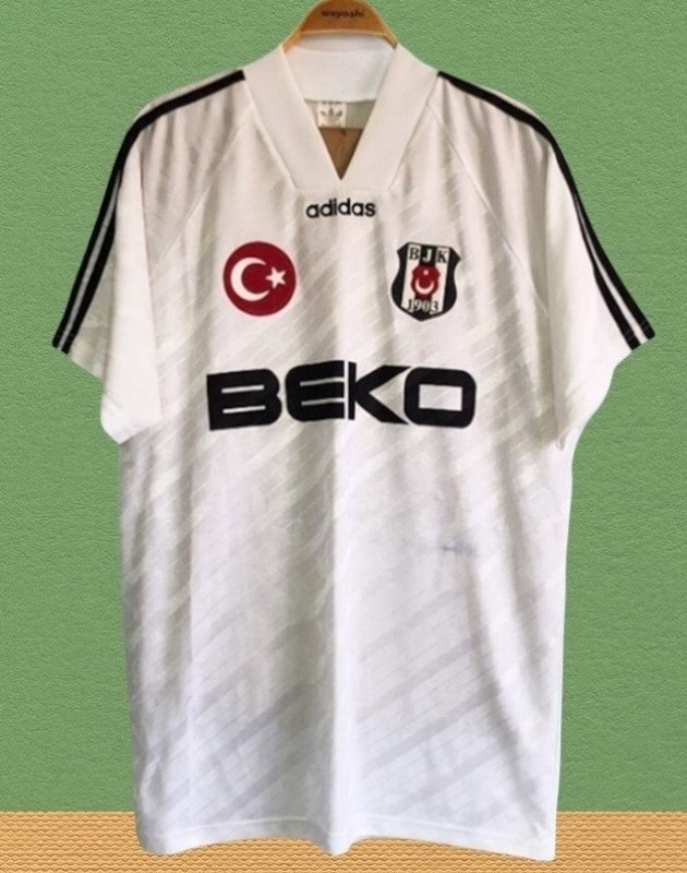 Primera equipación de Besiktas 94-95