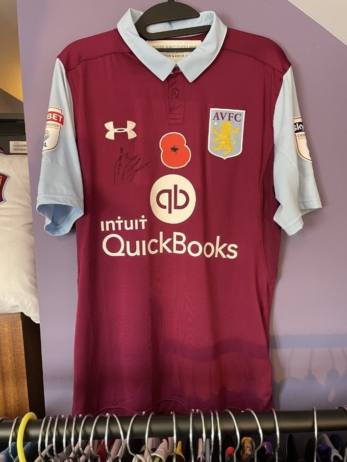 Primera equipación de Aston Villa 16-17