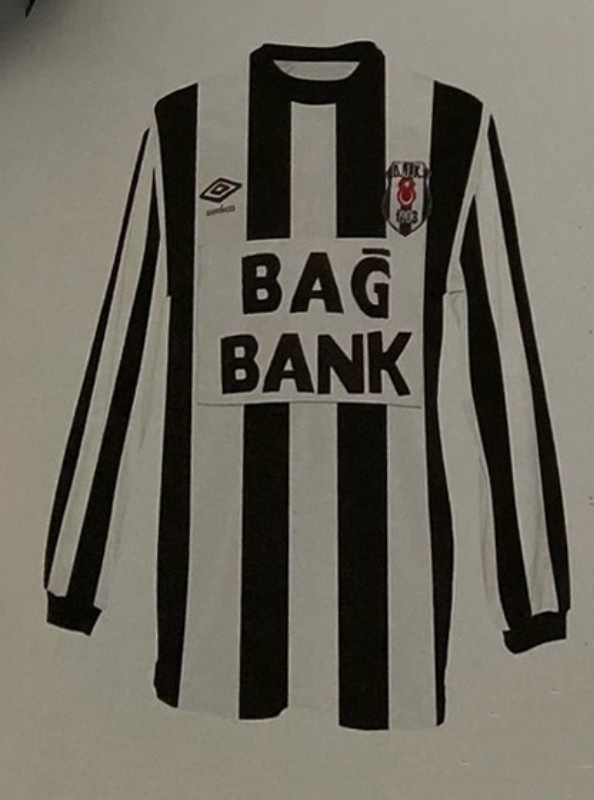 Segunda equipación de Besiktas 83-84