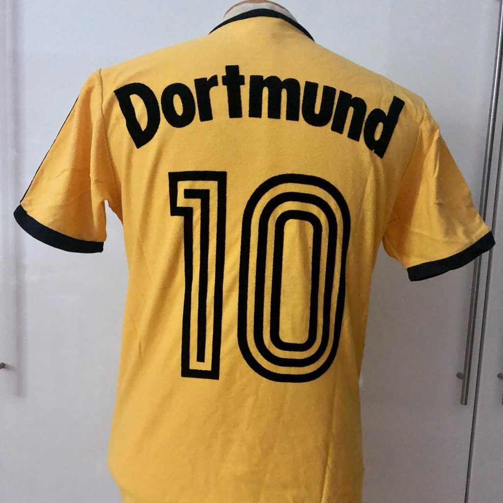 Borussia Dortmund 82-83 Local 2