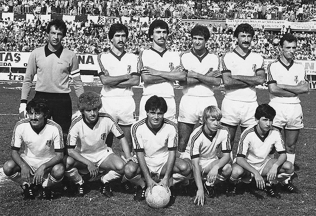 Primera equipación de Besiktas 79-80