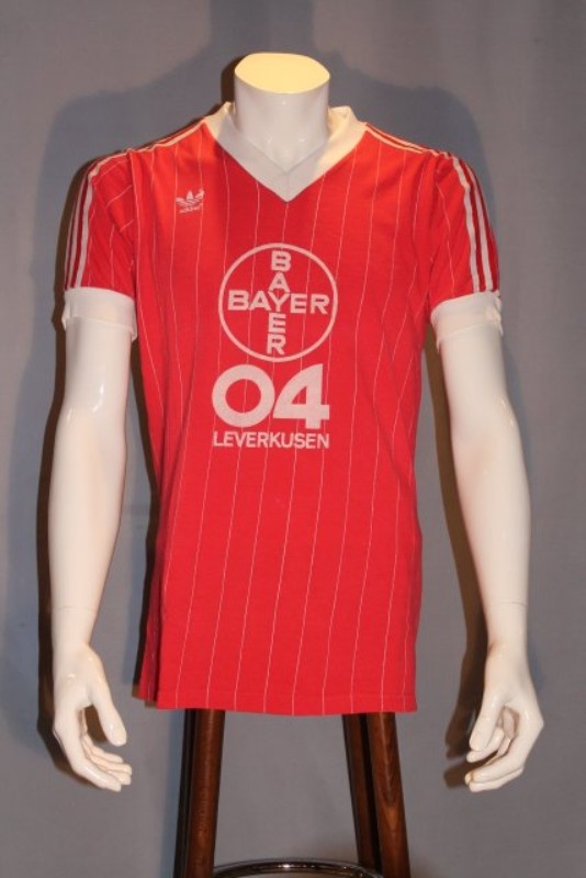 Primera equipación de Bayer Leverkusen 83-84