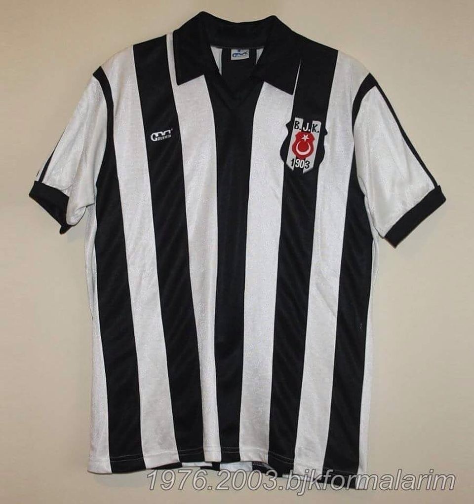 Primera equipación de Besiktas 76-77